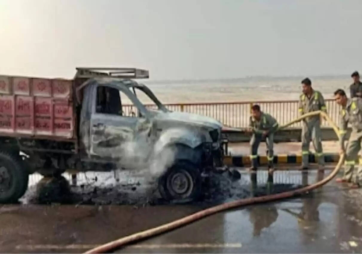 Pickup vehicle caught fire on Prayagraj Shastri bridge