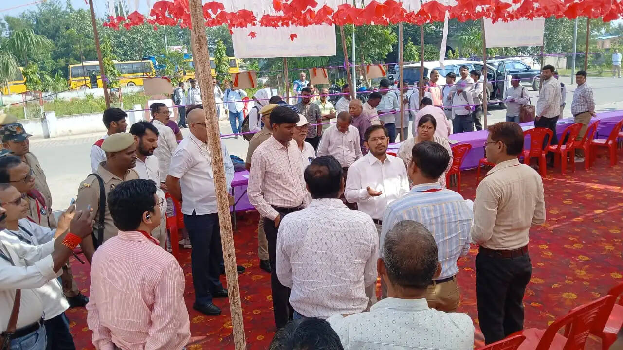 मतदान पार्टियों की रवानगी के दौरान निर्वाचन प्रक्रिया से जुड़ी व्यवस्थाओं की समीक्षा की गई। जिला निर्वाचन अधिकारी ने संबंधित अधिकारियों को आवश्यक दिशा-निर्देश देते हुए चुनाव को स्वतंत्र, निष्पक्ष, शांतिपूर्ण और पारदर्शी तरीके से संपन्न कराने पर जोर दिया।
