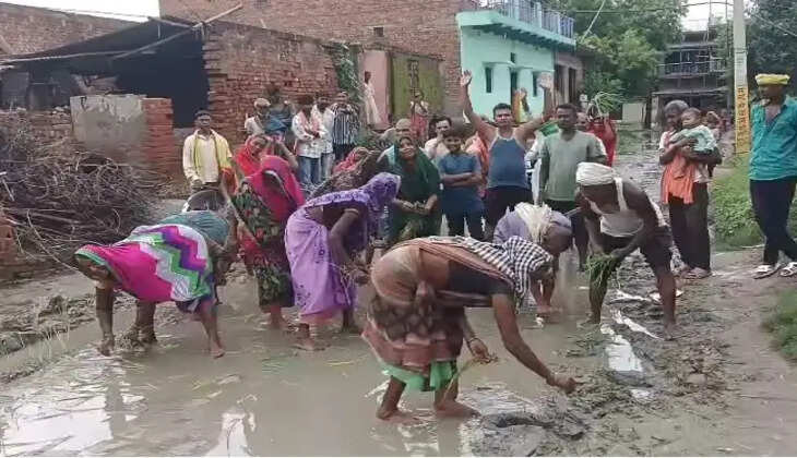 चंदौली में सड़क पर धान रोपकर ग्रामीणों का अनोखा प्रदर्शन, वर्षों से जलभराव की समस्या पर फूटा गुस्सा