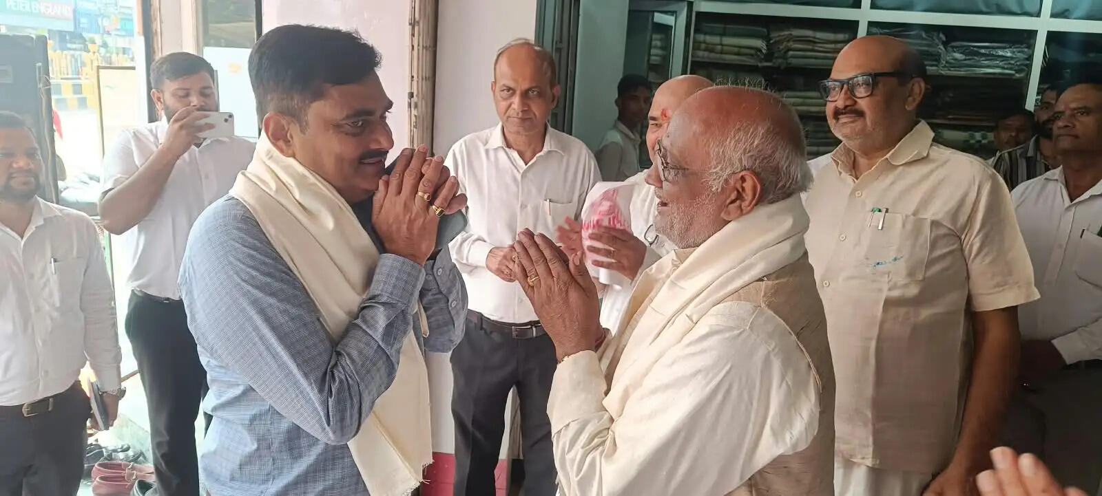 गोलघर गांधी आश्रम पहुंचे मंडलायुक्त, चरखा चलाकर काता सूत
