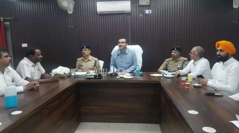 Chandauli news: अखिल भारतीय उद्योग व्यापार मंडल की बैठक पुलिस लाइन सभागार में संपन्न