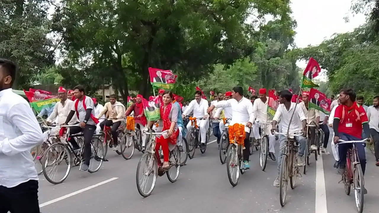 Ayodhya News: अयोध्या में सपा द्वारा निकाली गई साइकिल यात्रा, कई दिग्गज हुए शामिल