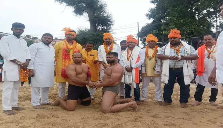 अयोध्या रक्षाबंधन पर आयोजित कुश्ती के मुकाबले में रुड़की के पहलवान शावेज़ ने गोरखपुर के पहलवान भगत को दी पटखनी