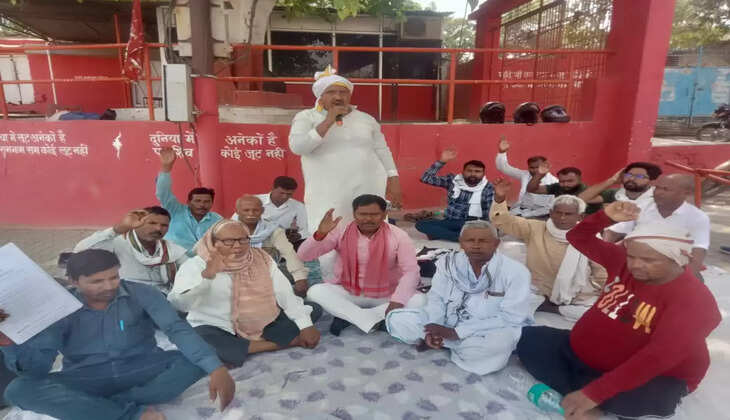 Varanasi News: चिलचिलाती धूप में वाराणसी प्रधानमंत्री के किसान संवाद को खुली चुनौती देने हेतु किसानों ने &nbsp;शास्त्री घाट पर बनायी व्यापक विरोध की गंभीर रणनीति