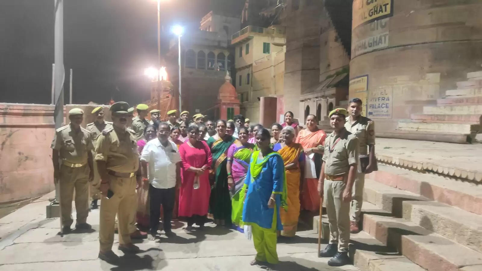 काशी के घाट पर भटक गया था बेंगलुरू के तीर्थयात्रियों का दल, पुलिस ने होटल तक पहुचवाया
