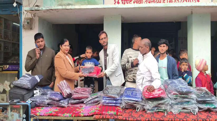 सहजनवा में समाजसेवियों ने रची मानवता की मिसाल, सैकड़ों बच्चों के चेहरों पर लौटी रौनक