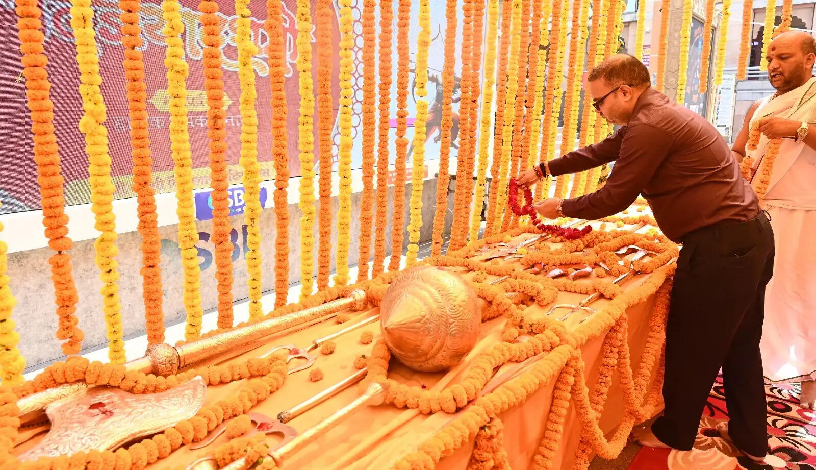 विजयादशमी पर काशी विश्वनाथ धाम में निभाई गई शस्त्र पूजन की परंपरा