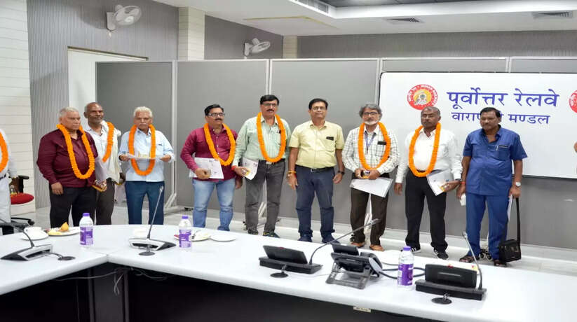 Varanasi News: डीआरएम वाराणसी ने रेलवे के 13 कर्मचारियो को दिया 7 करोड़ 11 लाख रूपये