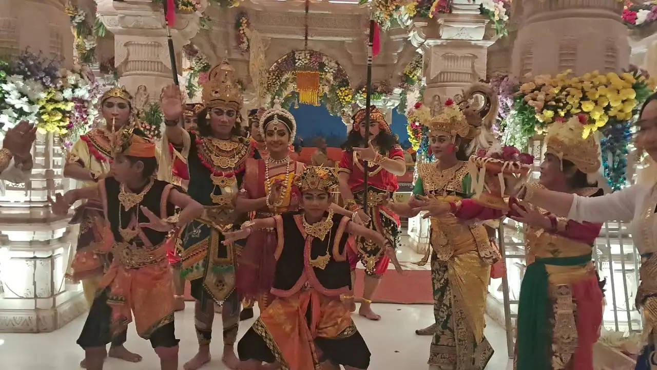 Ayodhya Ram Mandir: रामलला मंदिर परिसर में विदेशी कलाकारो ने बांधा समां