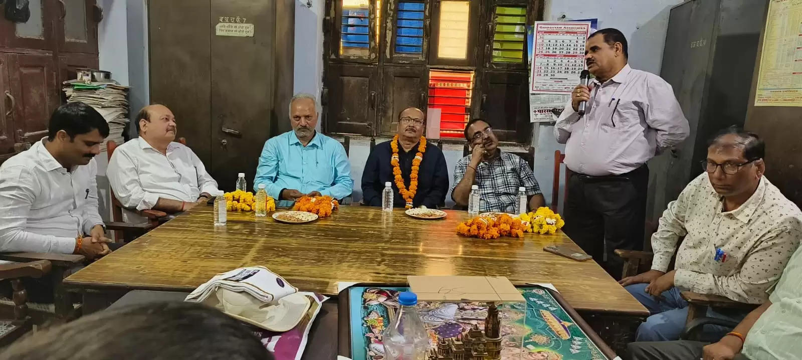 Ayodhya News:  सेवानिवृत होने पर कनिष्ठ सहायक राकेश सिंह को दी गई भावभीनी विदाई