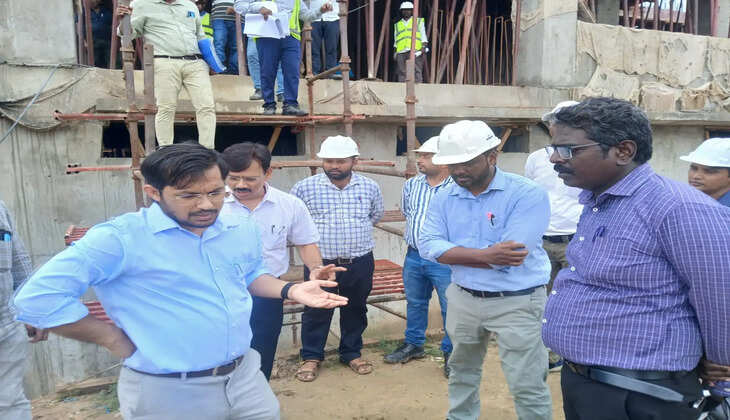 चंदौली के जिलाधिकारी चंद्र मोहन गर्ग ने निर्माणाधीन न्यायालय भवन का औचक निरीक्षण कर कार्य की धीमी प्रगति पर नाराजगी जताई और कार्यदायी संस्था को मैनपावर बढ़ाकर समय पर निर्माण पूरा करने के निर्देश दिए।
