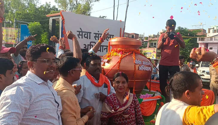 वाराणसी से बड़नगर जा रही भाजपा की बाइक यात्रा का झूंसी में स्वागत