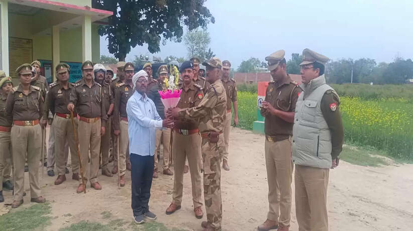 Varanasi News: सहायक पुलिस आयुक्त राजातालाब द्वारा पुलिस बल एवं पैरामिलिट्री फोर्स के साथ फ्लैग मार्च किया गया