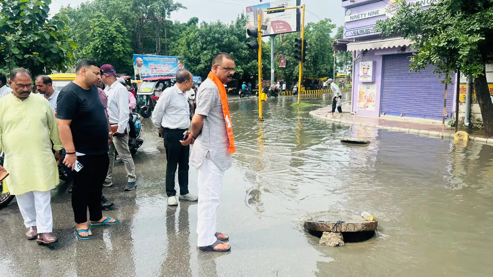 जलजमाव की स्थिति को देखते हुए महापौर अशोक कुमार तिवारी ने जलकल विभाग के अधिकारियों के साथ मौके पर पहुंचकर जल निकासी की व्यवस्था की निगरानी की।