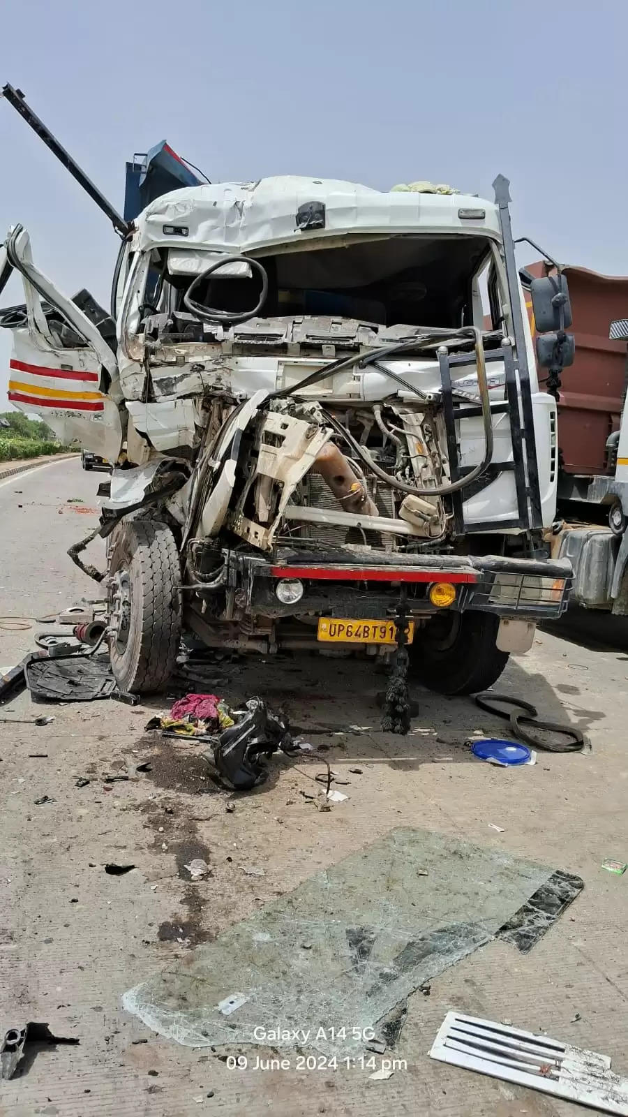 Varanasi News: खड़ी ट्रक में डम्फर ने मारी टक्कर, ड्राइवर गम्भीर रूप से घायल