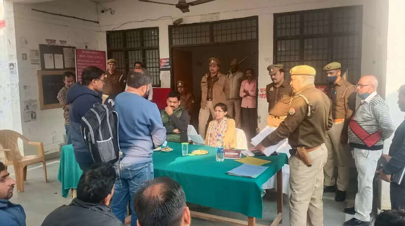 चंदौली में समाधान दिवस पर जिला अधिकारी और पुलिस अधीक्षक ने सुनी फरियादियों की समस्याएं