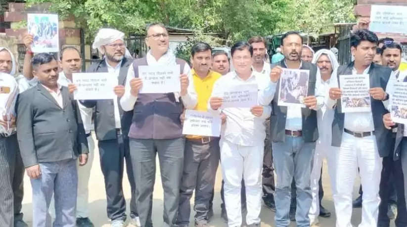 Varanasi News: डा.ओमशंकर के समर्थन में राजातालाब तहसील के अधिवक्ताओं ने निकाला आक्रोश मार्च