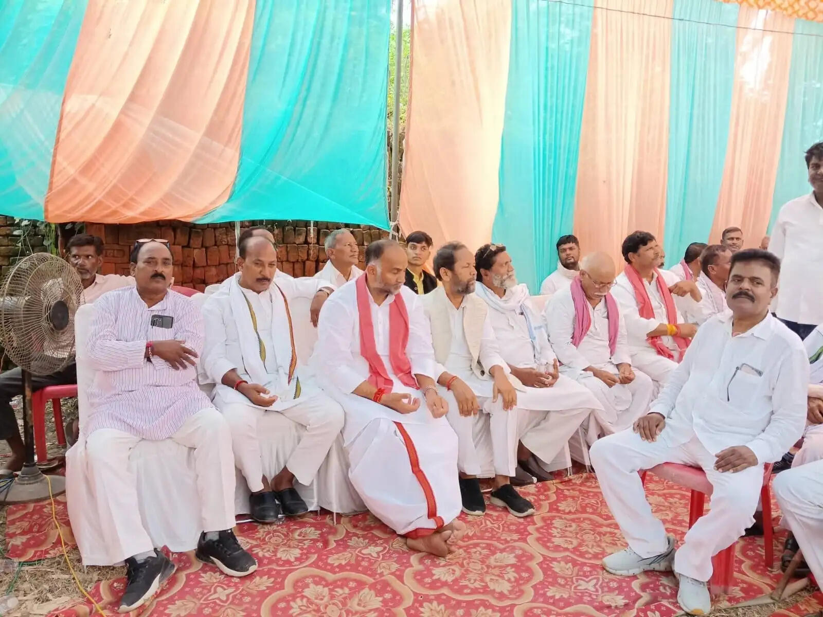 श्रद्धांजलि सभा में सैयदराजा विधायक सुशील सिंह, पूर्व विधायक मनोज सिंह डब्लू, ब्लॉक प्रमुख अजय सिंह, राज्य मंत्री आरपी कुशवाहा, समाजवादी शिक्षक सभा के राष्ट्रीय सचिव हरदेव कुशवाहा, किसान महासभा के श्रवण कुशवाहा, धानापुर के पूर्व प्रत्याशी अंबिका प्रजापति, कांग्रेस नेता सिराजुद्दीन भुट्टो व शाह आलम खान, बसपा के पूर्व जिलाध्यक्ष सुभाष राम व जिला उपाध्यक्ष राजन खान सहित सकलडीहा विधायक प्रभु नारायण सिंह यादव मौजूद रहे।