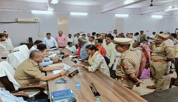 सहजनवा तहसील दिवस में डीएम-एसएसपी ने सुनीं फरियादियों की समस्याएं