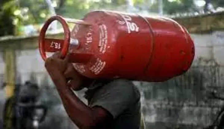 नई दिल्ली: अगर आप भी घरेलू एलपीजी सिलेंडर (LPG Cylinder) की लगातार बढ़ती कीमतों से परेशान हैं तो ये खबर पढ़कर आप खुश हो जाएंगे. क्योंकि अब आपको मात्र 633.50 रुपये देकर ही सिलेंडर मिल जाएगा. जी हां!   ये सच है. हालांकि अभी घरेलू गैस सिलेंडर के दाम में कोई बदलाव नहीं हुआ है. 4 अक्टूबर के बाद न तो एलपीजी सिलेंडर सस्ता हुआ है और न ही महंगा. लेकिन फिर भी आप 633.50 रुपये एलपीजी गैस सिलेंडर खरीद सकते हैं. चलिए जानते हैं कैसे...  कंपोजिट एलपीजी सिलेंडर  दरअसल, हम बात कर रहे हैं उस सिलेंडर की, जिसमें गैस दिखती भी है और 14.2 किलो गैस वाले भारी भरकम सिलेंडर से हल्का भी है. वैसे तो 14.2 किलो गैस वाला सिलेंडर दिल्ली में अभी 899.50 रुपये में मिल रहा है, लेकिन कंपोजिट सिलेंडर (Composite Cylinder) मात्र 633.50 रुपये में भरवा सकते हैं. वहीं 5 किलो गैस वाला एलपीजी कंपोजिट सिलेंडर केवल 502 रुपये में रिफिल होगा. जबकि 10 किलो वाले एलपीजी कंपोजिट सिलेंडर को भरवाने के लिए आपको मात्र 633.50 रुपये देने होंगे।   इन शहरों में उपलब्ध हैं सिलेंडर  ध्यान देने वाली ये है कि कंपोजिट सिलेंडर में वर्तमान सिलेंडर के मुकाबले 4 किलो गैस कम आएगी. पहले चरण में यह कंपोजिट सिलेंडर दिल्ली, बनारस, प्रयागराज, फरीदाबाद, गुरुग्राम, जयपुर, हैदराबाद, जालंधर, जमशेदपुर, पटना, मैसूर, लुधियाना, रायपुर, रांची, अहमदाबाद समेत 28 शहरों में उपलब्ध है.  कंपोजिट सिलेंडर की क्या खासियत?  कंपोजिट सिलेंडर लोहे के सिलेंडर के मुकाबले 7 किलो हल्का है. इसमें थ्री-लेयर हैं. अभी इस्तेमाल होने वाला खाली सिलेंडर 17 किलो का होता है और गैस भरने पर यह 31 किलो से थोड़ा अधिक पड़ता है. अब 10 किलो के कंपोजिट सिलेंडर में 10 किलो ही गैस होगी.