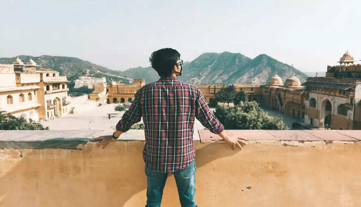 मैं घंटो छत पर बैठकरइन बहती हवाओं से बातें किया करता हूँ,ये मुझे तुम्हारा हाल बताते हैबीच बीच में मच्छर कॉलोनी कीअंटियों की तरह इस बातचीत में विघ्न डाल देते है पर उनकी बातें अनसुनी  - अनुराग मिश्रा  &nbsp;  insta id : _.kahaniwala mail id : anuragkm011@gmail.com