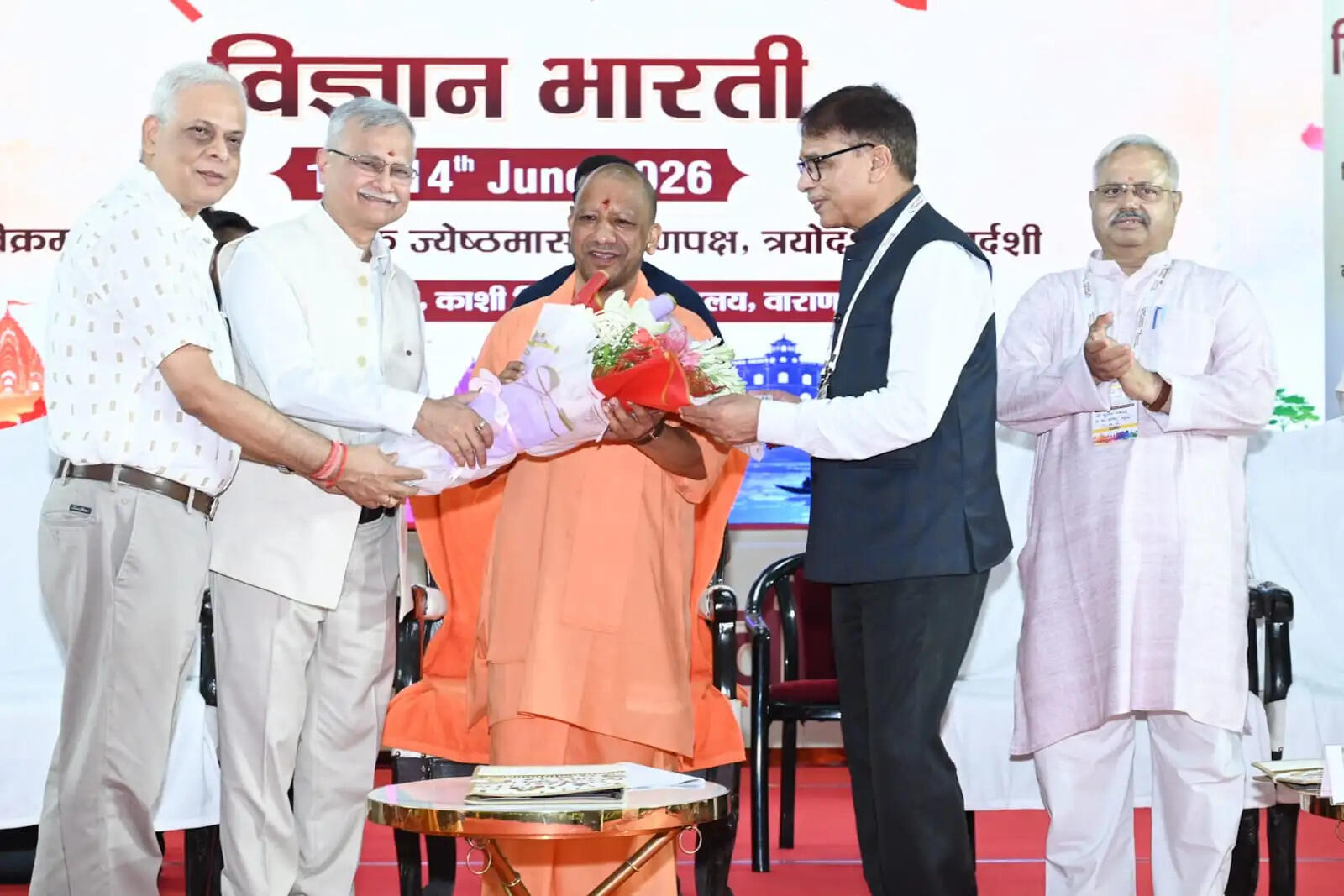 मुख्यमंत्री योगी आदित्यनाथ ने अपने संबोधन में कहा कि अनुसंधान और नवाचार किसी भी राष्ट्र की प्रगति का मूल आधार हैं। उन्होंने कहा कि भारत की प्राचीन ज्ञान परंपरा और आधुनिक विज्ञान का समन्वय ही देश को वैश्विक नेतृत्व की ओर ले जाएगा। उन्होंने युवाओं से वैज्ञानिक अनुसंधान को समाज और राष्ट्रहित से जोड़ने का आह्वान किया।