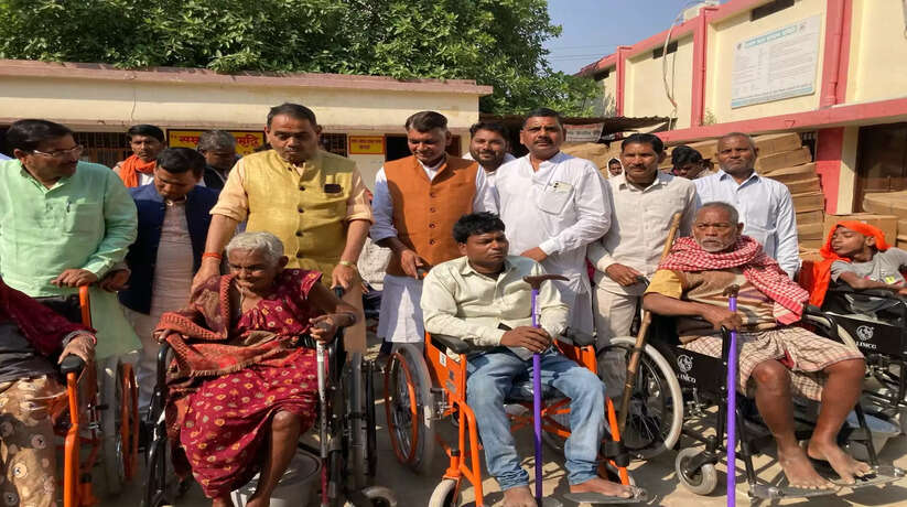 Varanasi News: आराजीलाईन में लाभार्थियो को निःशुल्क सहायक उपकरण वितरण शिविर का अयोजन