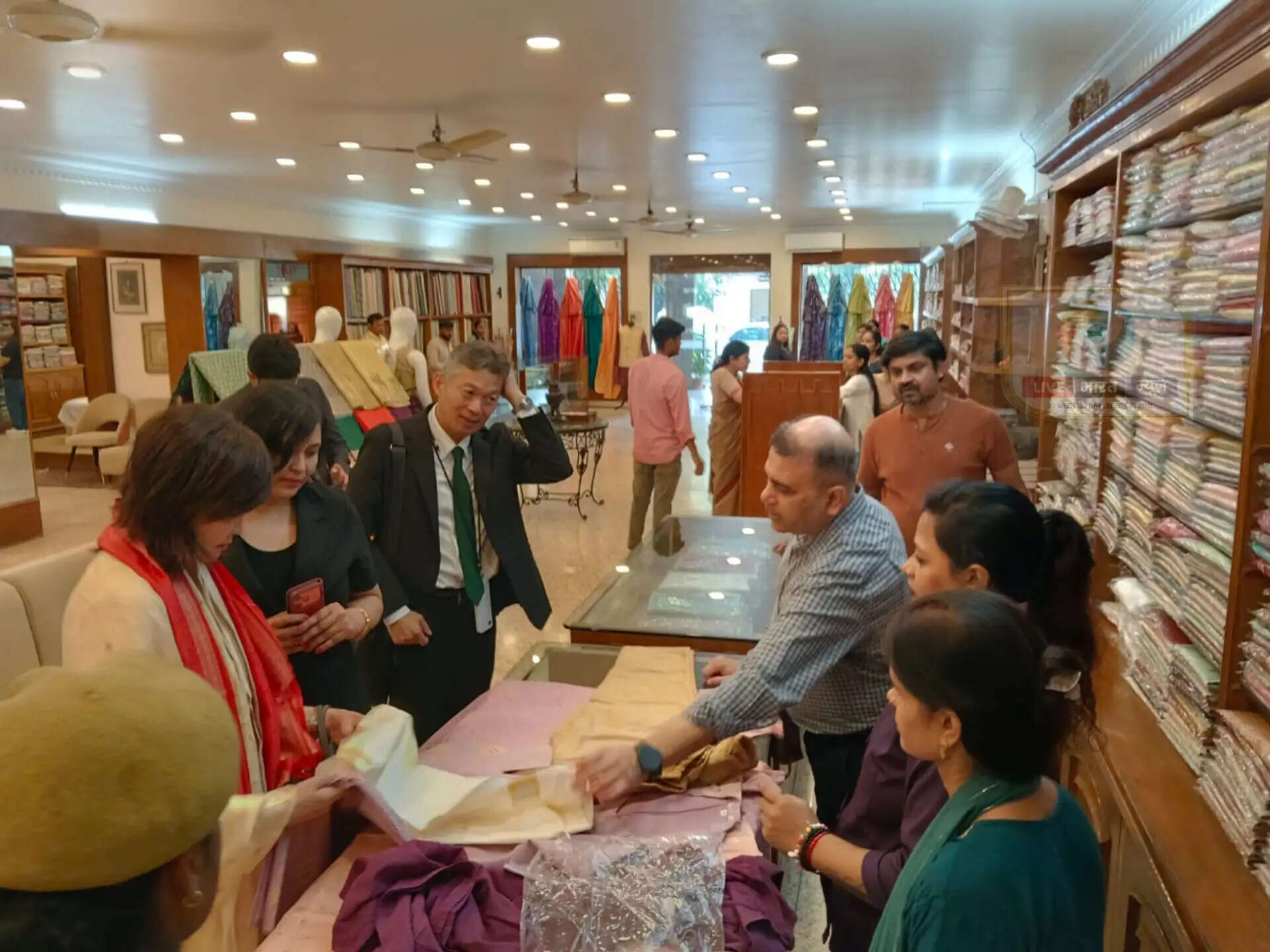 Akie Abe visiting The Panaya in Varanasi and seeing Banarasi saree handloom 