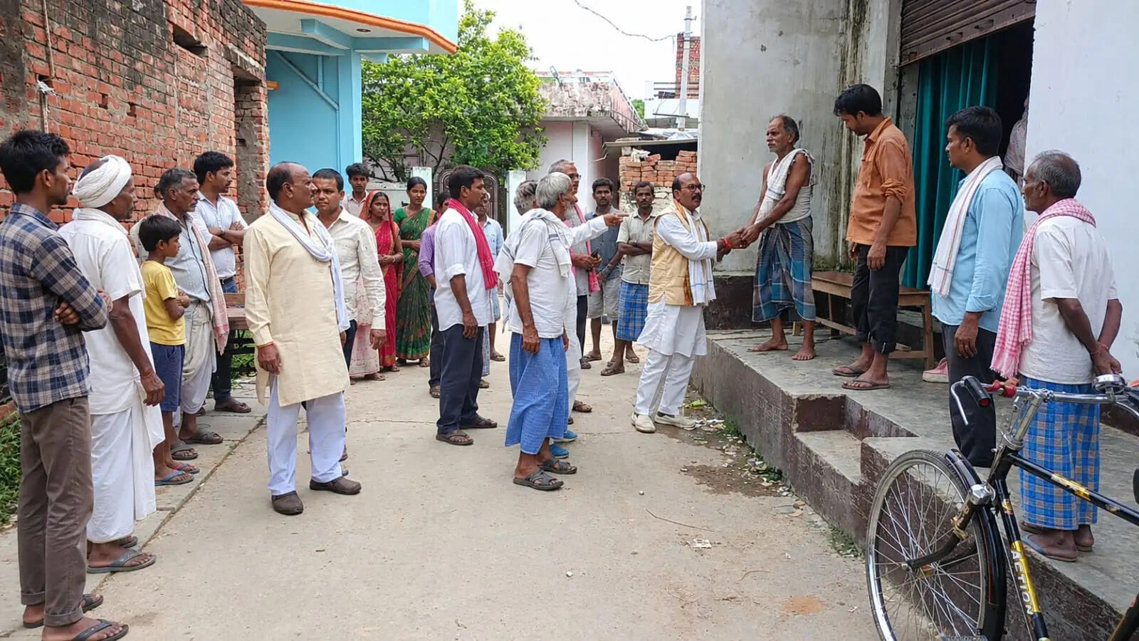 बाढ़ और गंगा कटान से हजारों बीघा जमीन प्रभावित, किसानों से मिले हरदेव कुशवाहा