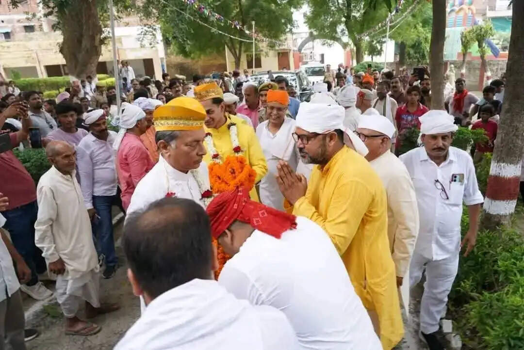 डीह गंजारी, कुरौना, मोतीकोट, खोचवां, जख्खिनी, नरसडड़ा, वीरभानपुर, दिनदासपुर और जलालपुर सहित कई प्रतिष्ठित परिवारों ने इस आयोजन में भाग लिया। इन परिवारों का काशी राज से पीढ़ियों पुराना संबंध रहा है और वे वर्षों से रथ यात्रा की परंपरा का निर्वहन करते आ रहे हैं।