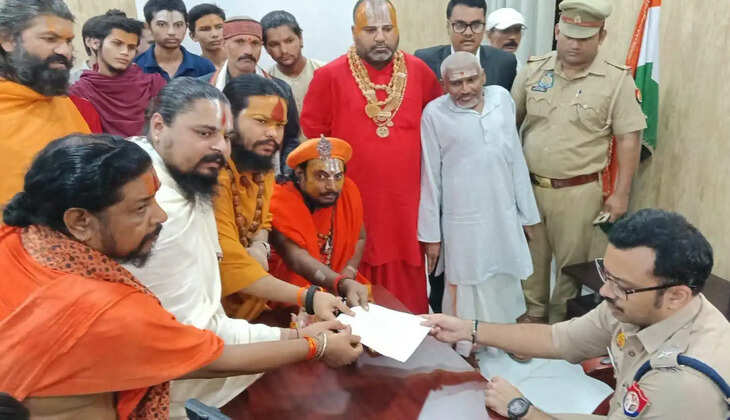 &nbsp;वाराणसी में संत समाज ने संसद में संत वेशभूषा पहनकर किए गए राजनीतिक प्रदर्शन का विरोध करते हुए पप्पू यादव, राहुल गांधी, डिंपल यादव समेत कई नेताओं के खिलाफ मुकदमा दर्ज करने की मांग की।