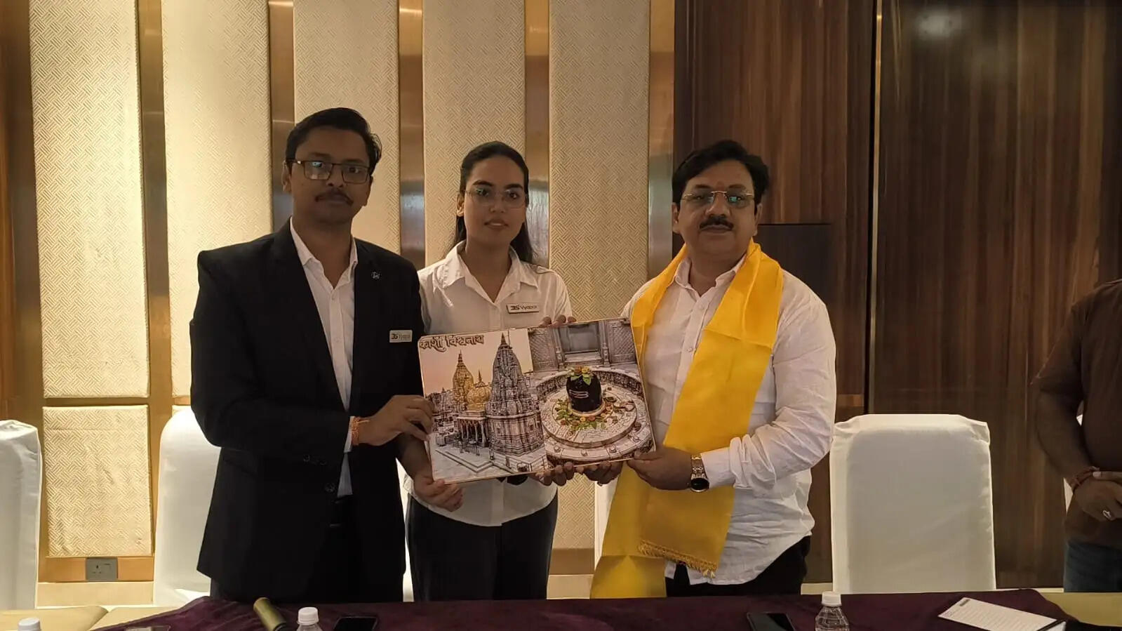इसके बाद बैठक के मुख्य अतिथि एवं वक्ता शशांक शेखर त्रिपाठी, वरिष्ठ उपाध्यक्ष, द बनारस बार एसोसिएशन का सम्मान किया गया। उनका सम्मान 3एस व्यापार के संस्थापक विपिन मिश्रा एवं कामाक्षी पांडेय ने किया।