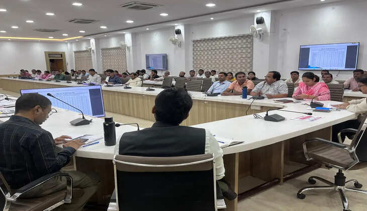 स्वयं रोजगार योजनाओं की समीक्षा, अधिकारियों को लक्ष्य समय से पूरा करने के निर्देश