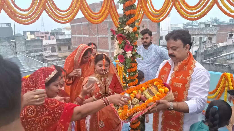 वाराणसी में शैलेश वर्मा ने परिवार संग मनाया डाला छठ महापर्व, आस्था और प्रकृति के संगम का किया वर्णन