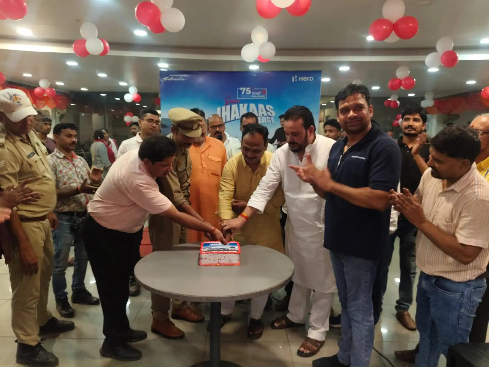 कार्यक्रम में विशाल हीरो परिवार की ओर से जीएम एम.एस. कन्नन, सेल्स मैनेजर अमित श्रीवास्तव, कोमल गोस्वामी, अर्पित मल्होत्रा, मनोज दुबे, मुकेश गुप्ता, चंद्रेश तिवारी, आदित्य वर्मा, अरुण पाल, अभिप्रिया एवं दिव्या सिंह भी मौजूद रहे।