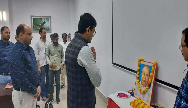 प्रयागराज: जिलाधिकारी ने भारत रत्न लौहपुरूष सरदार वल्लभ भाई पटेल की जयंती के अवसर पर उनकी चित्र पर माल्यार्पण कर अधिकारियों एवं कर्मचारियों को राष्ट्रीय एकता दिवस की दिलायी शपथ