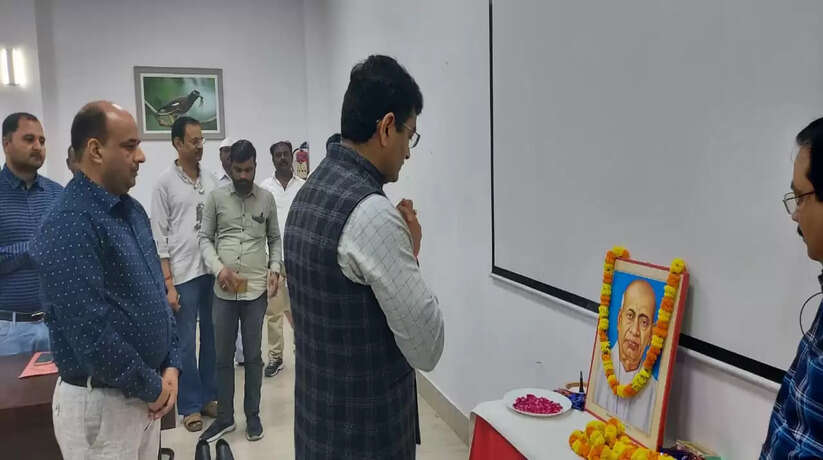 प्रयागराज: जिलाधिकारी ने भारत रत्न लौहपुरूष सरदार वल्लभ भाई पटेल की जयंती के अवसर पर उनकी चित्र पर माल्यार्पण कर अधिकारियों एवं कर्मचारियों को राष्ट्रीय एकता दिवस की दिलायी शपथ