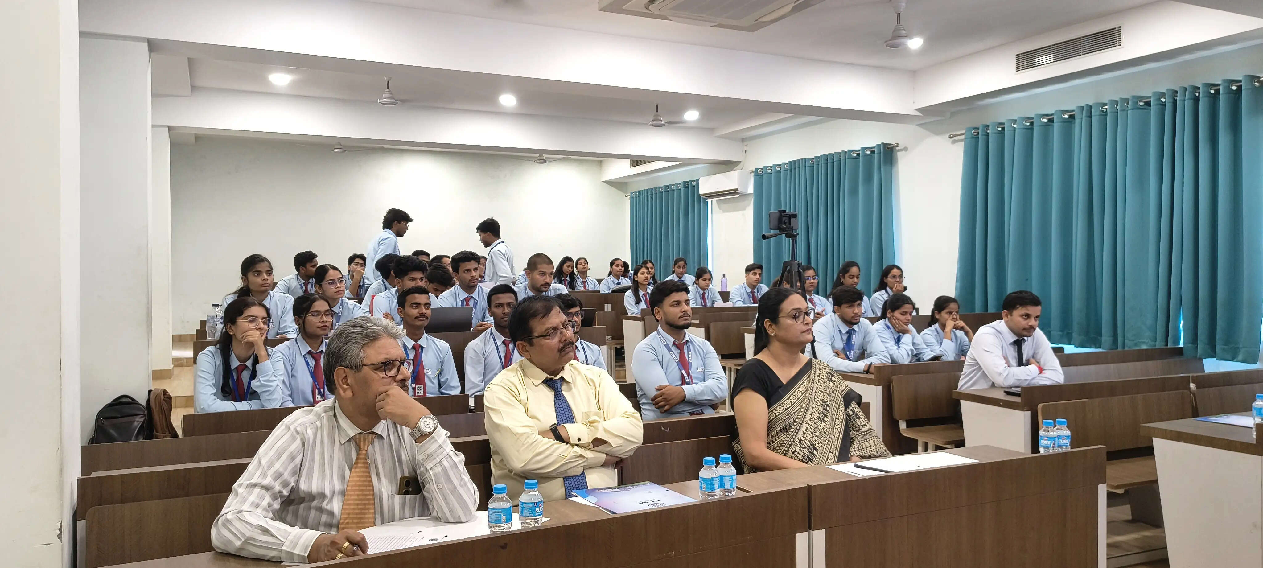 कार्यक्रम को संबोधित करते हुए आईटीएम के निदेशक डॉ. एन.के. सिंह ने कहा कि आज के दौर में विद्यार्थियों के लिए केवल किताबी ज्ञान हासिल करना पर्याप्त नहीं है। उन्हें समस्याओं की पहचान करने, नए समाधान विकसित करने और अपने विचारों को धरातल पर उतारने की क्षमता भी विकसित करनी होगी।