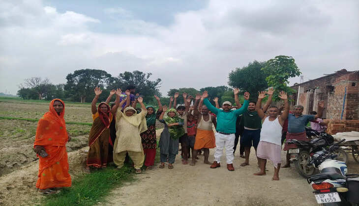 चंदौली में नाली निर्माण को लेकर रुका आरसीसी सड़क का काम, ग्रामीणों ने किया प्रदर्शन