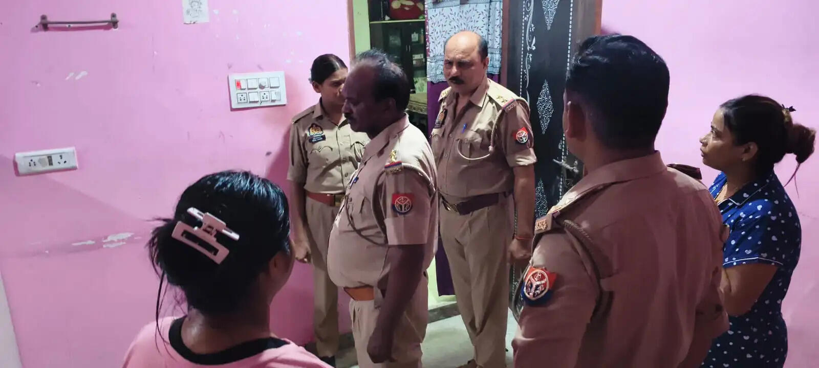 चंदौली के पीडीडीयू नगर स्थित हनुमानपुर में 23 वर्षीय महिला और उसके ढाई वर्षीय बेटे की फंदे से लटकने से मौत हो गई। पुलिस ने शव पोस्टमार्टम के लिए भेजकर मामले की जांच शुरू कर दी है।