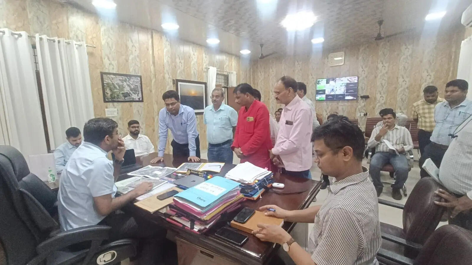 गोरखपुर में सहजनवा-दोहरीघाट नई रेल लाइन परियोजना को लेकर डीएम दीपक मीणा ने समीक्षा बैठक की। बड़हलगंज में रेल पुल के एलाइमेंट में बदलाव पर चर्चा हुई। 2027 तक पहले चरण का निर्माण पूरा करने का लक्ष्य।