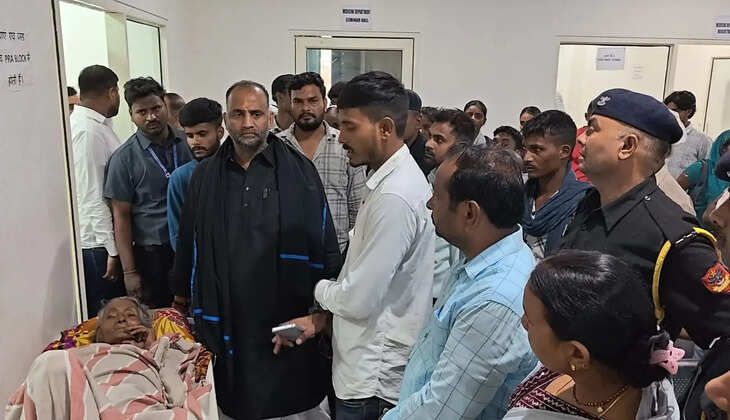 चंदौली मेडिकल कॉलेज में विधवा से पैर के ऑपरेशन के नाम पर 30 हजार रुपये मांगने का आरोप लगा है। मामला सामने आने पर पूर्व विधायक मनोज सिंह डब्लू ने महिला को निजी अस्पताल में भर्ती कराया और जांच की मांग की।