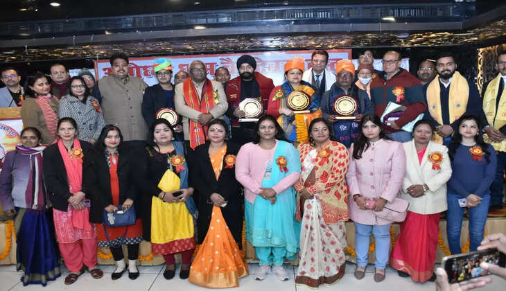 अयोध्या धाम चैरिटेबल ट्रस्ट का वार्षिक उत्सव व सम्मान समारोह शहर के होटल शाने अवध के सभागार में संपन्न