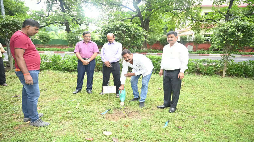 बरेका में सेवानिवृत्त होने वाले अधिकारी व कर्मचारियों द्वारा लिया गया पर्यावरण को हरित रखने का संकल्प