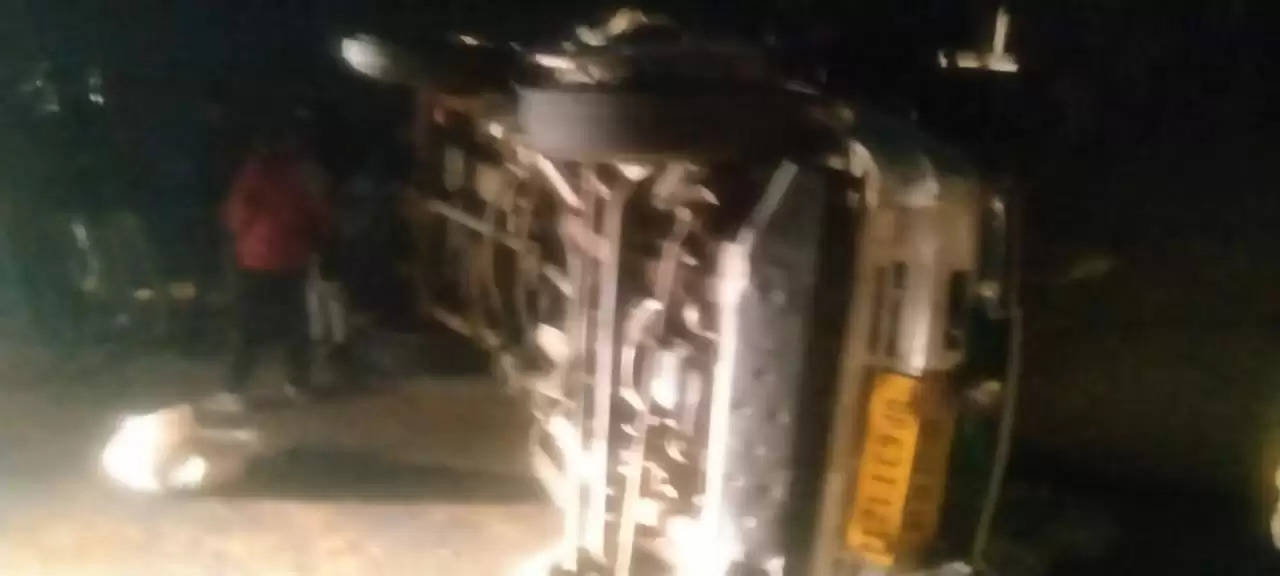 Varanasi News: नशे में धुत ट्रक चालक ने दर्शनार्थियों से भरी ट्रैक्टर-ट्राली में मारी टक्कर
