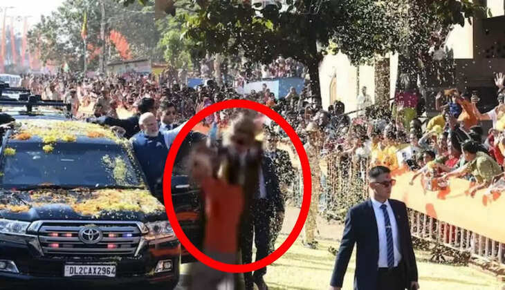 रोड शो के दौरान पीएम मोदी की सुरक्षा में चूक, माला लेकर गाड़ी के नजदीक पहुंचा युवक, मचा हड़कंप
