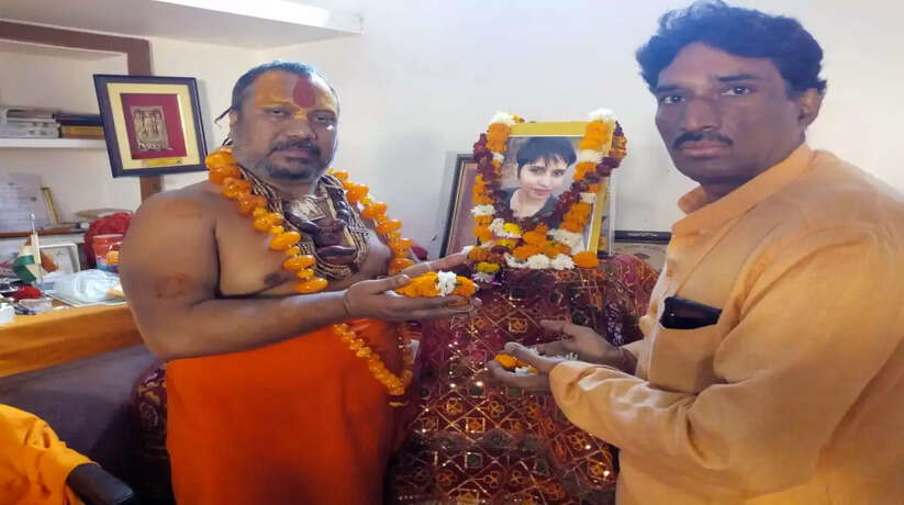 अयोध्या: जगद्गुरु परमहंसाचार्य ने श्रद्धा को दी श्रद्धांजलि, कहा- फास्ट्र ट्रैक काेर्ट में हाे सुनवाई, हत्यारे को मिले फांसी की सजा