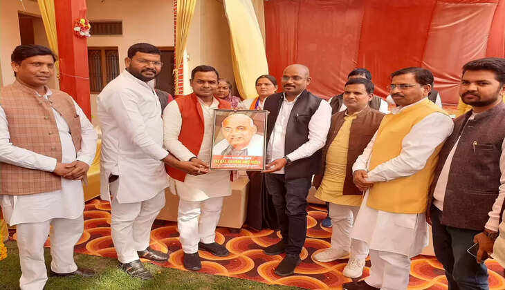 Varanasi News:&nbsp;रोहनिया विधायक ने कई दर्जन लोगों को अपना दल एस की करायी सदस्यता ग्रहण
