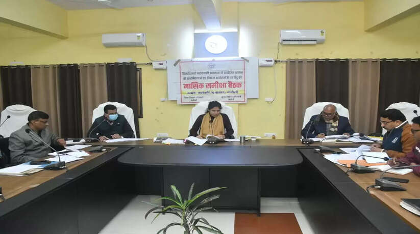 Chandauli News: जिलाधिकारी ईशा दुहन की अध्यक्षता में शासन की प्राथमिकताओं एवं विकास कार्यक्रमों की मासिक समीक्षा बैठक कलेक्ट्रेट सभागार में संपन्न