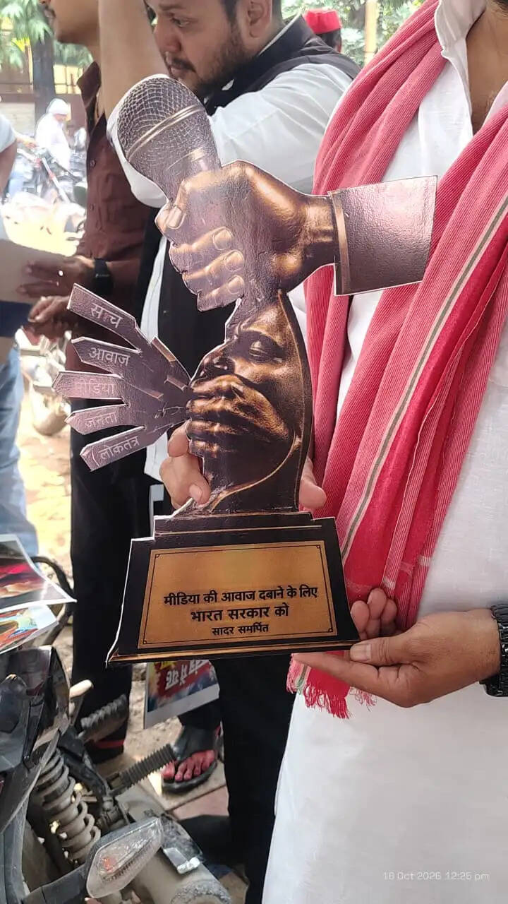 ज्ञापन में दिल्ली में मुख्य चुनाव आयुक्त ज्ञानेश कुमार के खिलाफ हुए प्रदर्शन के दौरान पत्रकारों की गिरफ्तारी से जुड़ी खबरों पर चिंता जताई गई है। जीशान अंसारी ने कहा कि ऐसी घटनाएं अभिव्यक्ति की स्वतंत्रता और लोकतांत्रिक व्यवस्था में पत्रकारिता की भूमिका को लेकर सवाल खड़े करती हैं। उनका आरोप है कि पत्रकारों की आवाज दबाने का प्रयास किया जा रहा है।